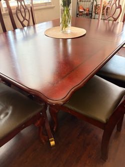 Dining table good condition