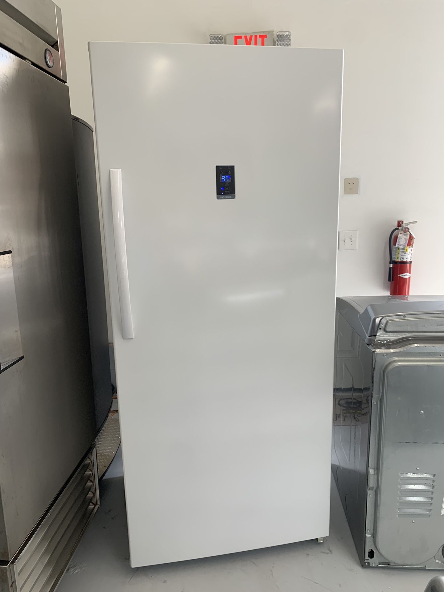 NÉW REFRIGERATOR AND FREEZER