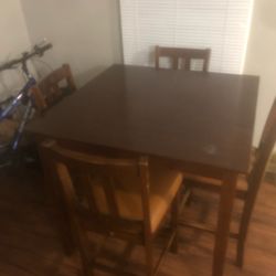 Im Selling Table With 4 Chairs Very Good Condition..is Tall...very Clean Free Of Any Bugs..