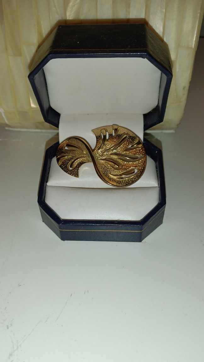 Vintage Gold Tone Brooch