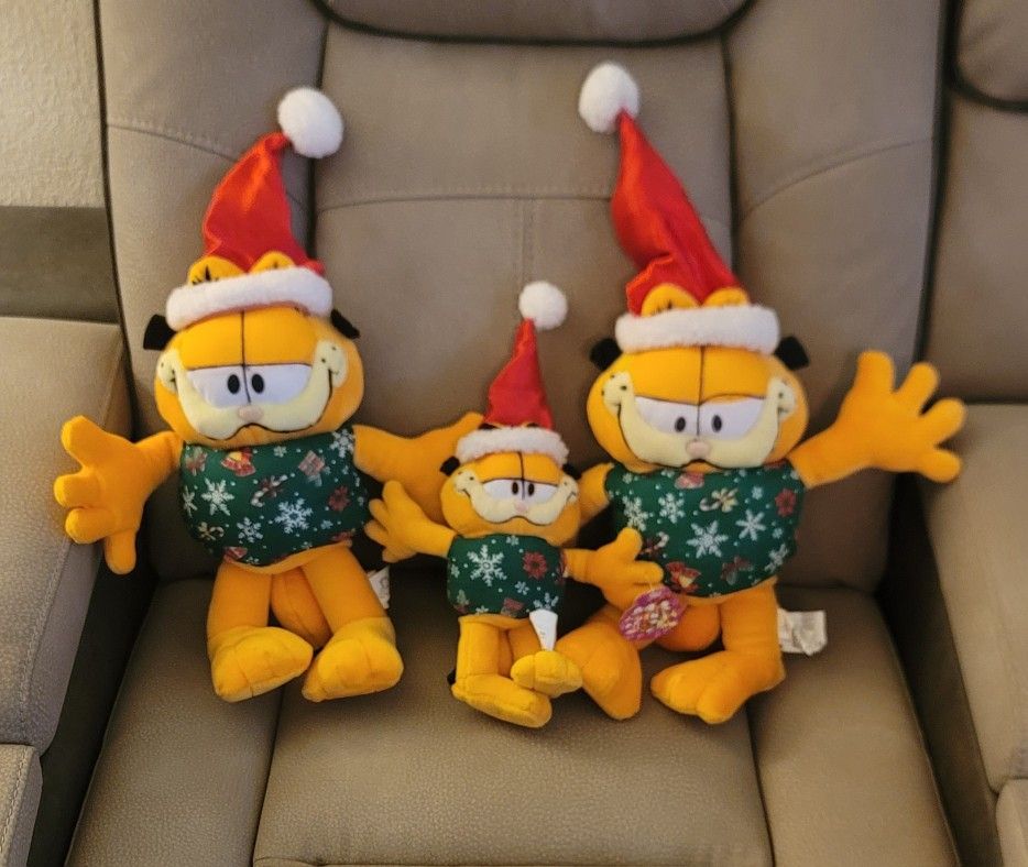 Garfield Christmas plush dolls. 
