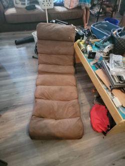 Adjustable floor bed