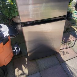 Igloo mini fridge like new  works great