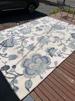 Large Floral Area Rug (9' x 12') – $80