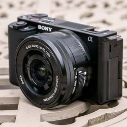 Sony ZV-E10 4K + Lens + 1TB card + Tripod/Grip
