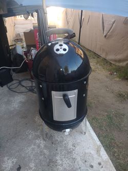 I have this beautiful smoker perfect condition $40 firm I live downtown Lake Elsinore 92530 series buyers only local and Cash pick up only please don'