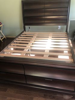 Queen bed and dresser/mirror
