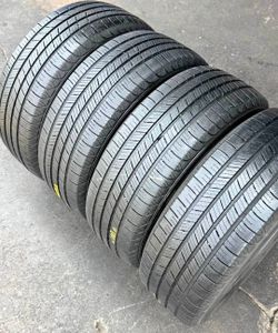 215 60 16 Michelin tires Con 80% de Vida Las 4