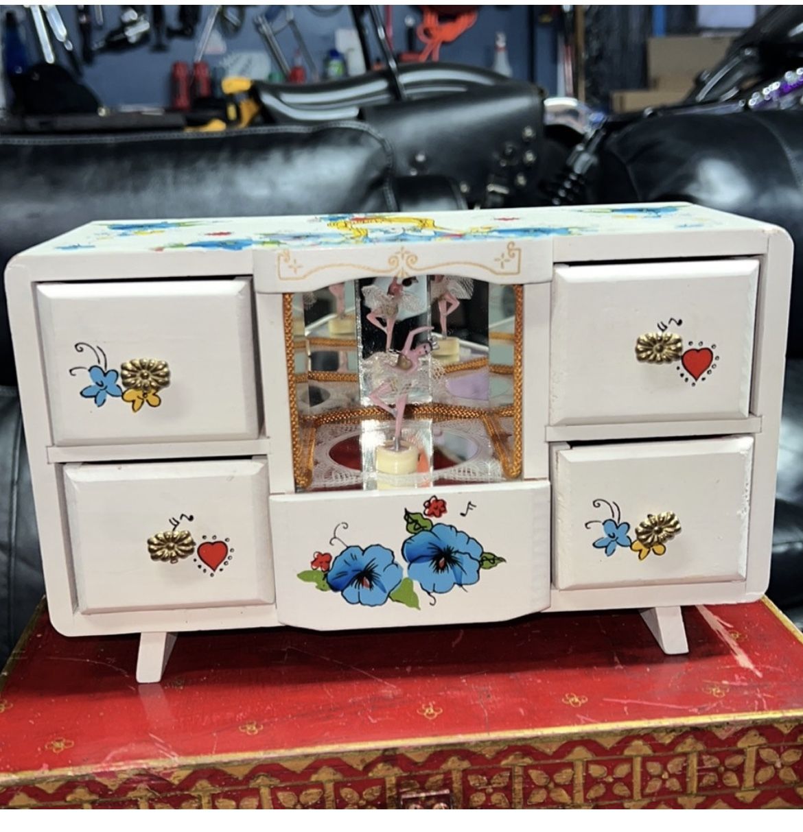 Vintage 70’s/80’s Floral Wind Up Music box With Ballernia!