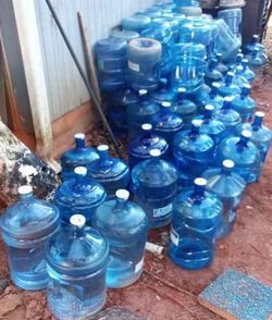 5 gallon empty water bottles (read the description below 👇⬇️⬇️)