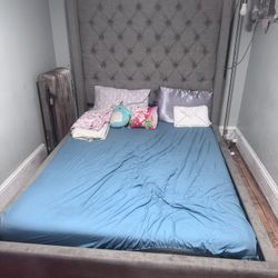 Queen size bed 