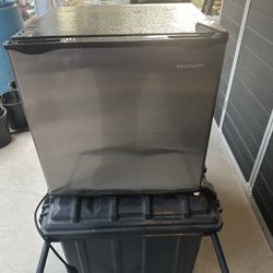 Frigidaire 1.6-cu ft Mini Fridge with Freezer ( Stainless Steel )