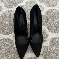 Black Pumps