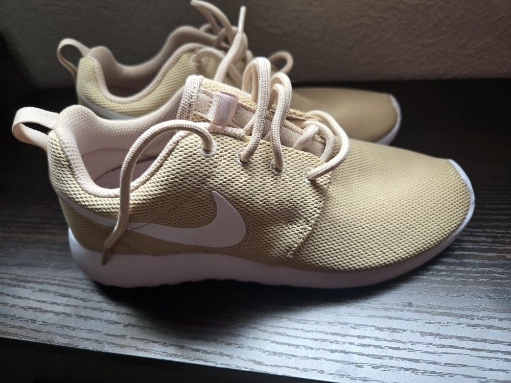 Nike Roshe Run Womens Size 5