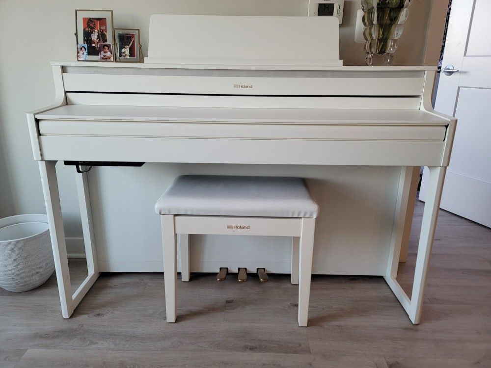 ROLAND (HP704) DIGITAL UPRIGHT PIANO WITH BENCH - SATIN WHITE