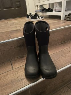 Boys BOGS boots Size 2 Barely Worn 