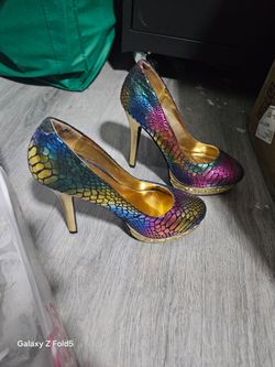 Wild Rose OLIVE01A Rainbow Iridescent Metallic Snakeskin Platform Heels Size 7.5 Asking $40obo