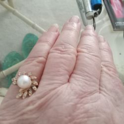 14kt Yellow Gold Pearl And Diamonds Ring 
