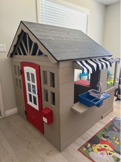 My size deluxe outdoor playhouse