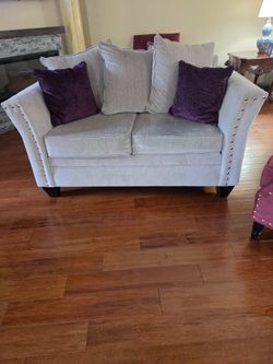 High quality loveseat and 4 pillows