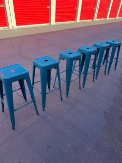 6 blue light bar stools 30” tall / 6 bancos de Metal de barra
