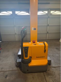 Electric pallet stacker