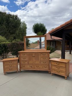 💥BEAUTIFUL BEDROOM SET!!💥 4-Piece Solid Wood Dresser, Mirror & Two Nightstands (Read Description)