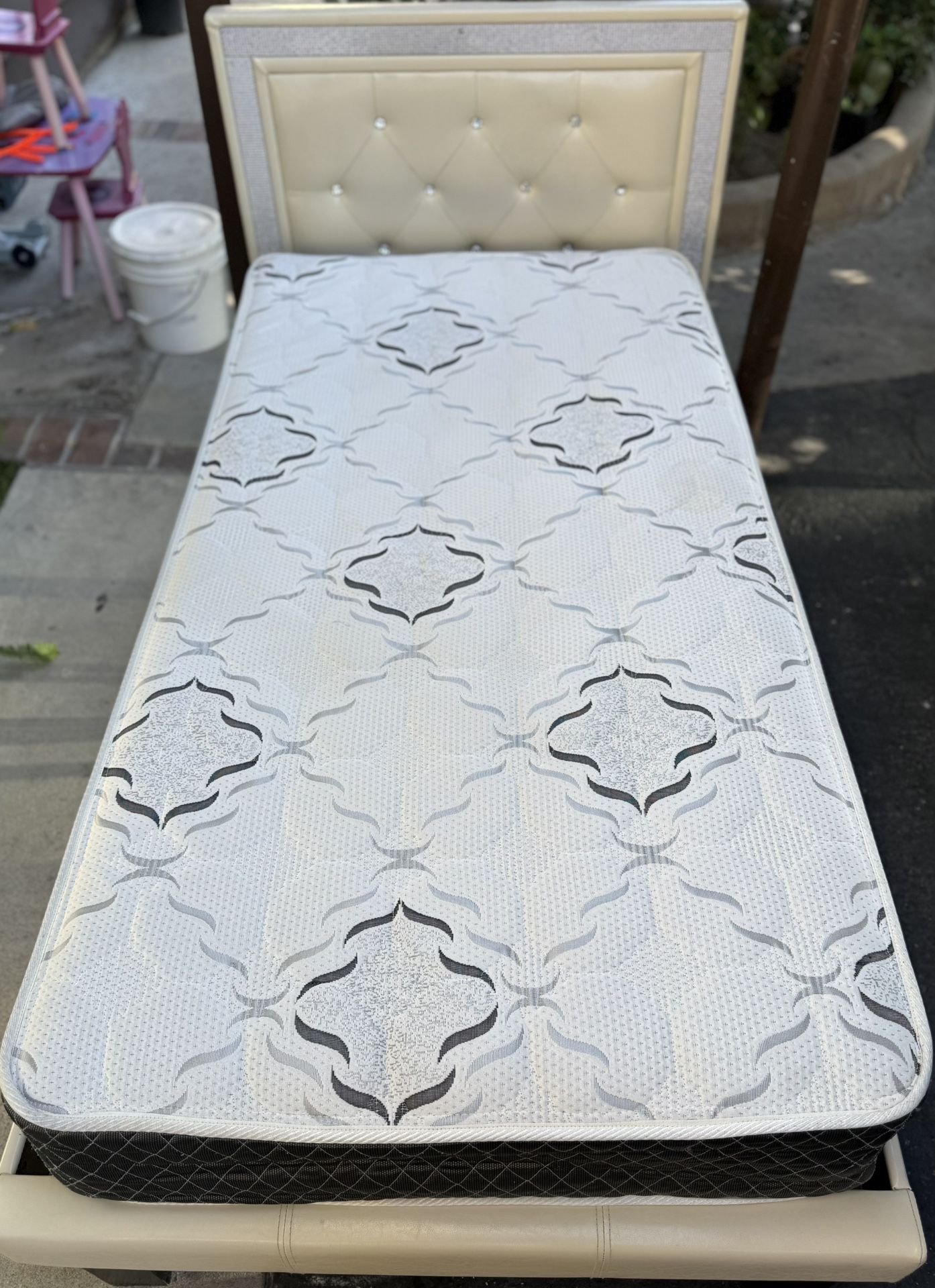 Twin Bed + Mattress Good Condition $110 OBO 