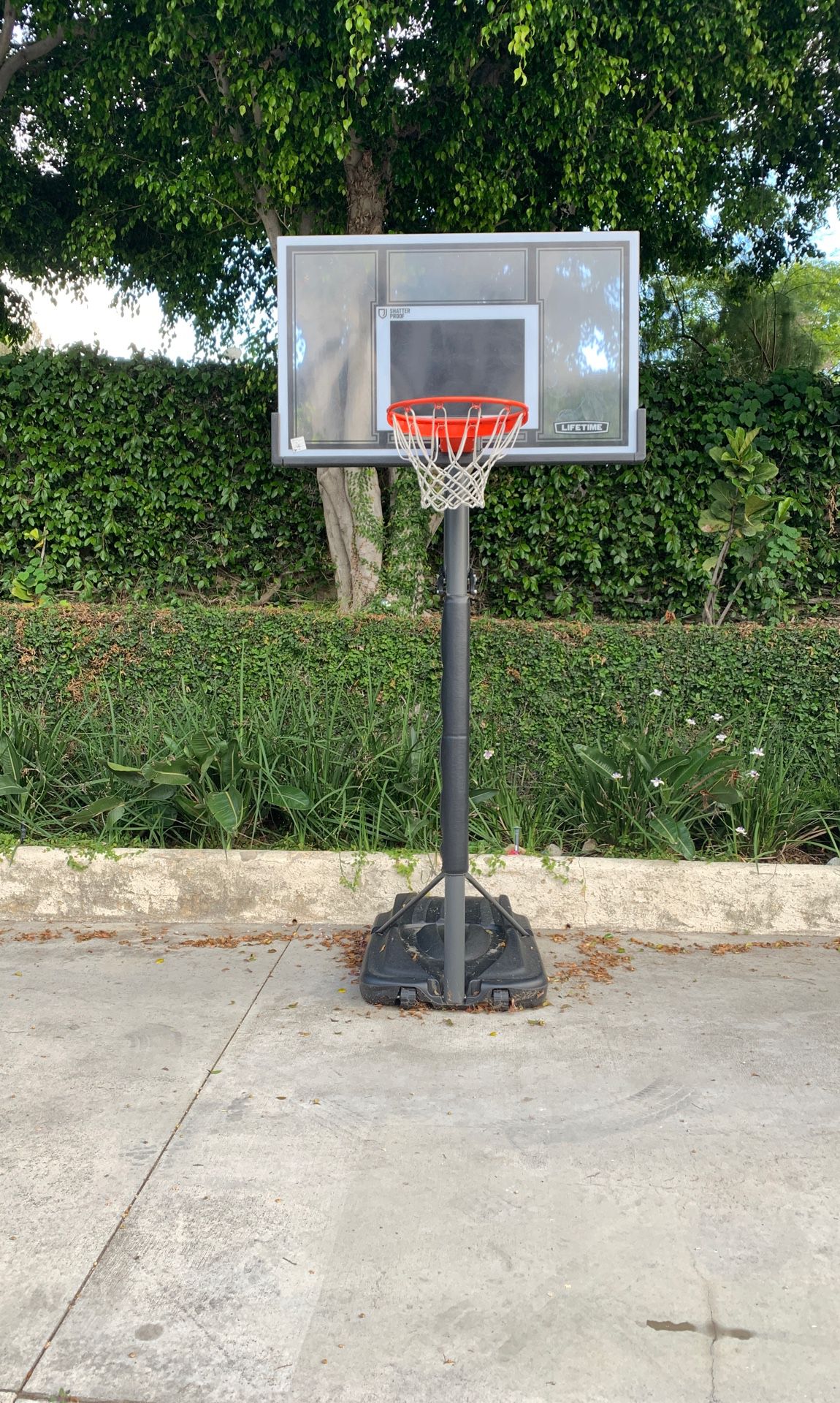 Like new basketball hoop