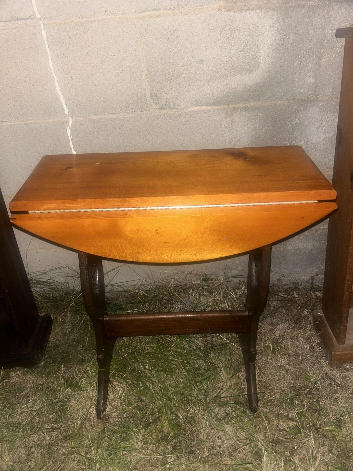 Adorable Small Leaf Table 