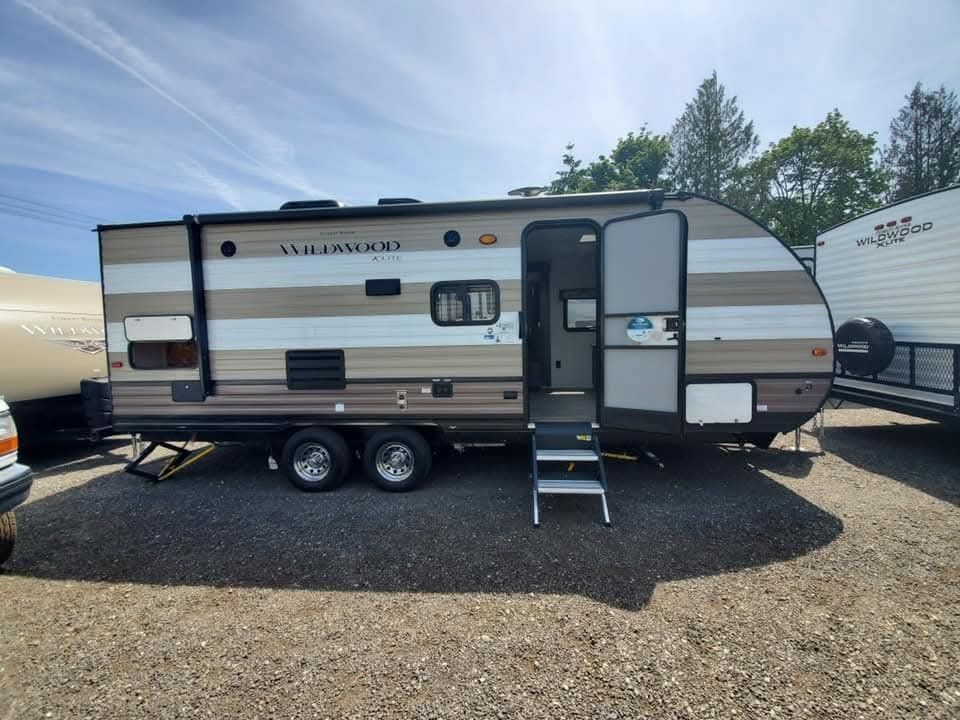2019 Forest River - Wildwood X-Lite
Floorplan: Northwest Edition 233RBXL (Travel Trailer)