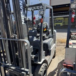 Nissan Nomad Compact Pneumatic Forklift 