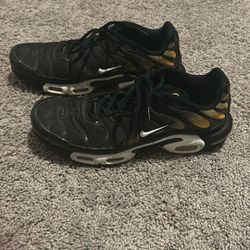 Nike Air Max Plus TN sneaker in a black and yellow colorway