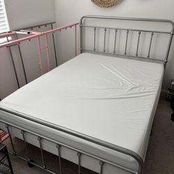 *Bed Frame/Mattress*
