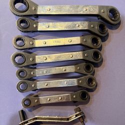 Set of double box-end ratcheting wrenches. Metric