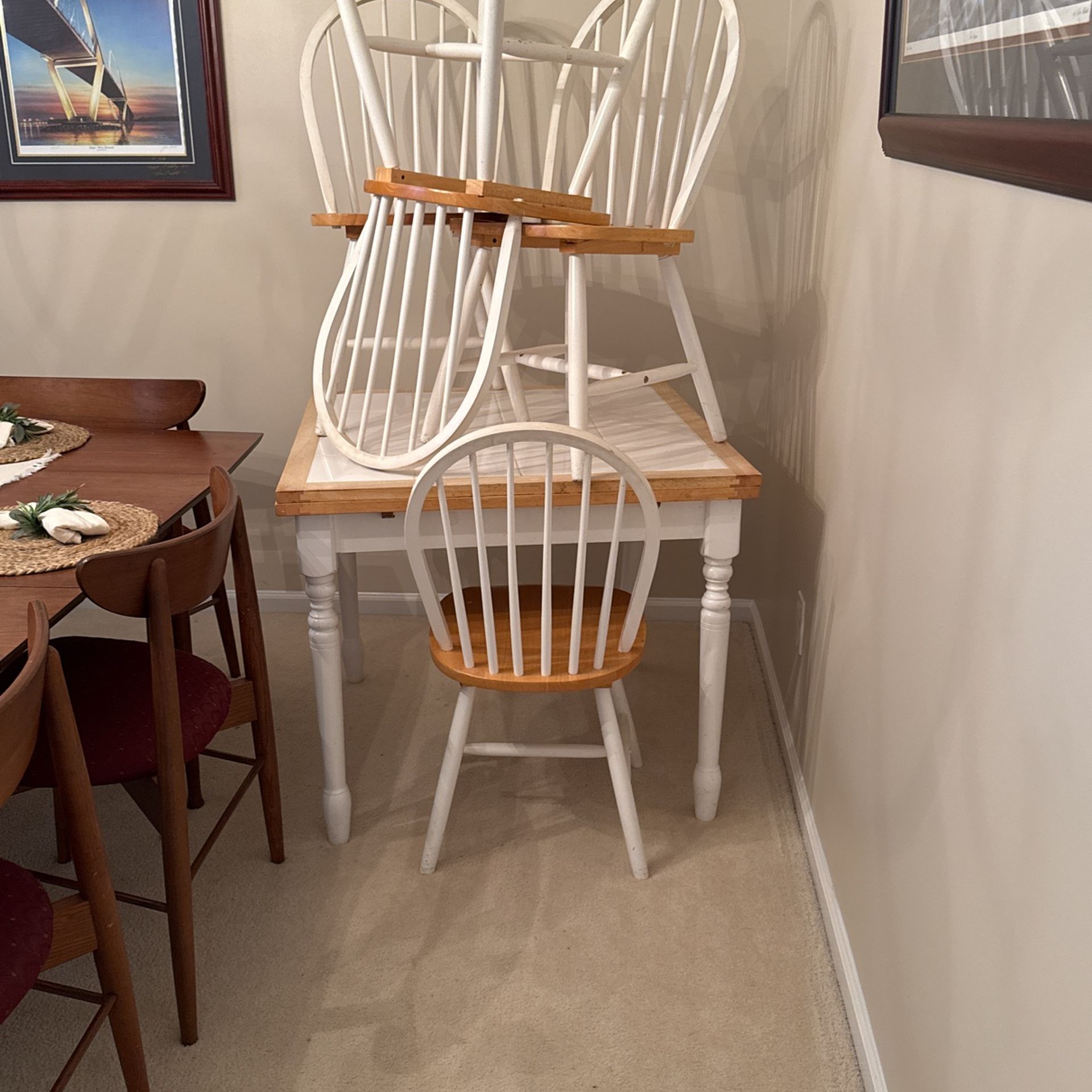 Dinette table And Chairs 