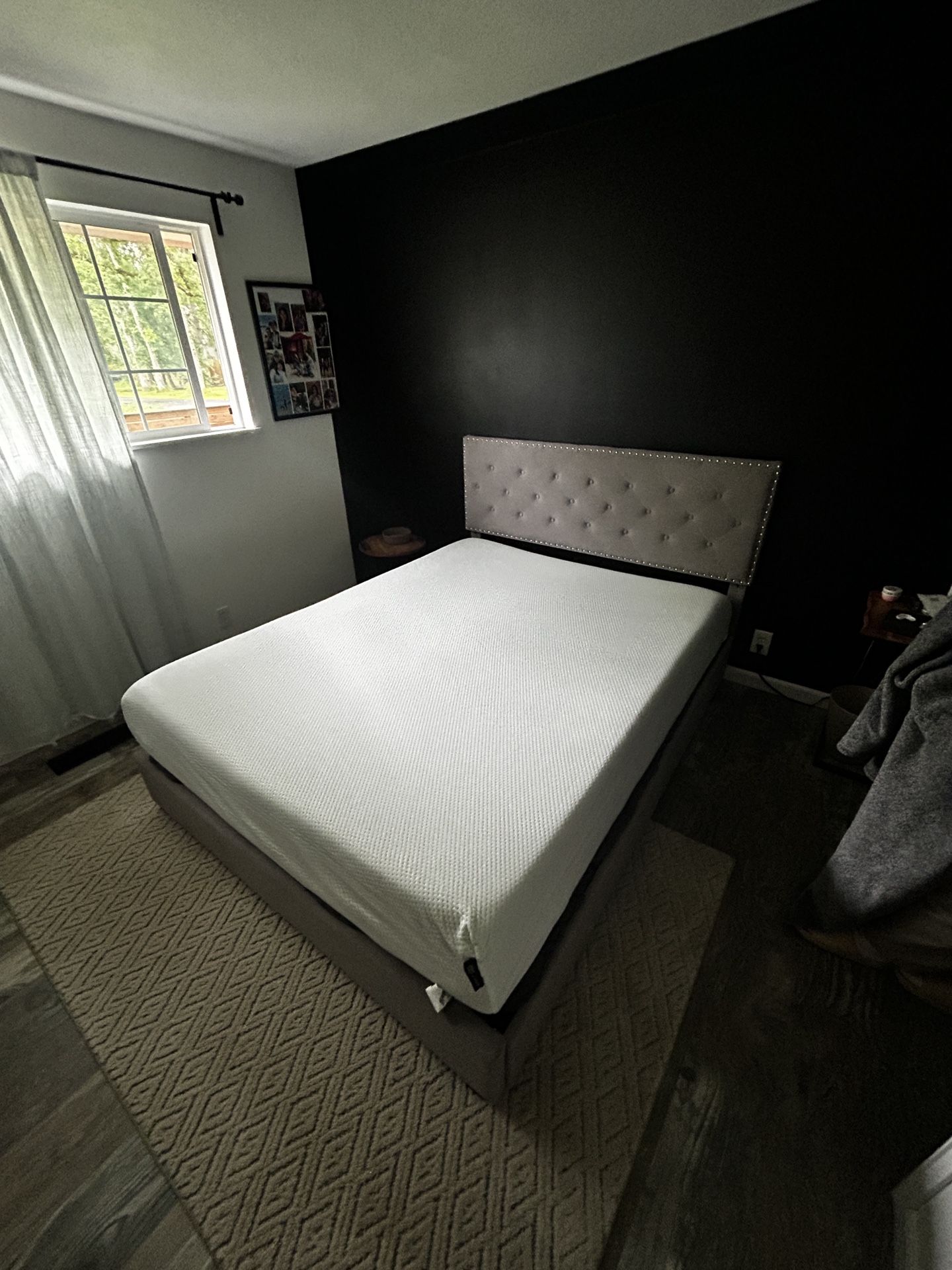 Queen Bed & Frame w/ Drawers!