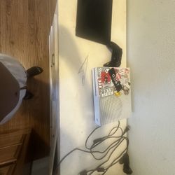 Xbox one 1 controller and has everything it need + monitor small good for traveling 