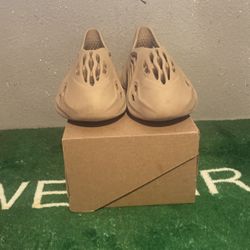 Yeezy Foam Runner Mist ( Used ) Size 8