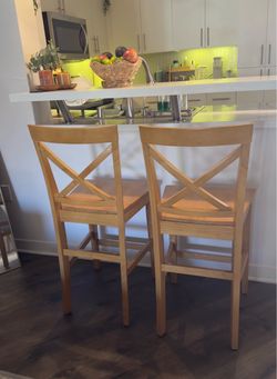 2 oak wood barstools in excellent condition.