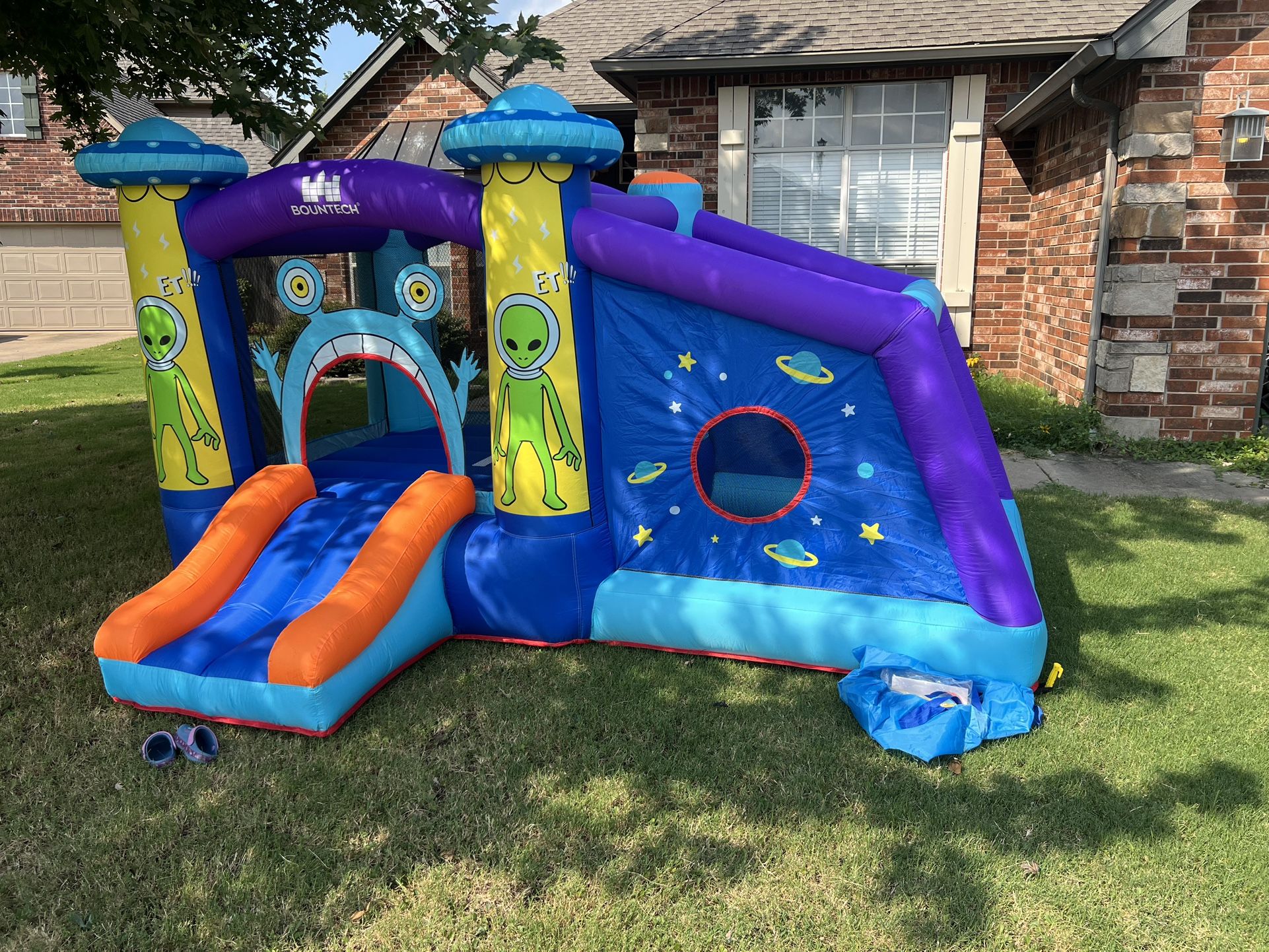 Alien bounce house