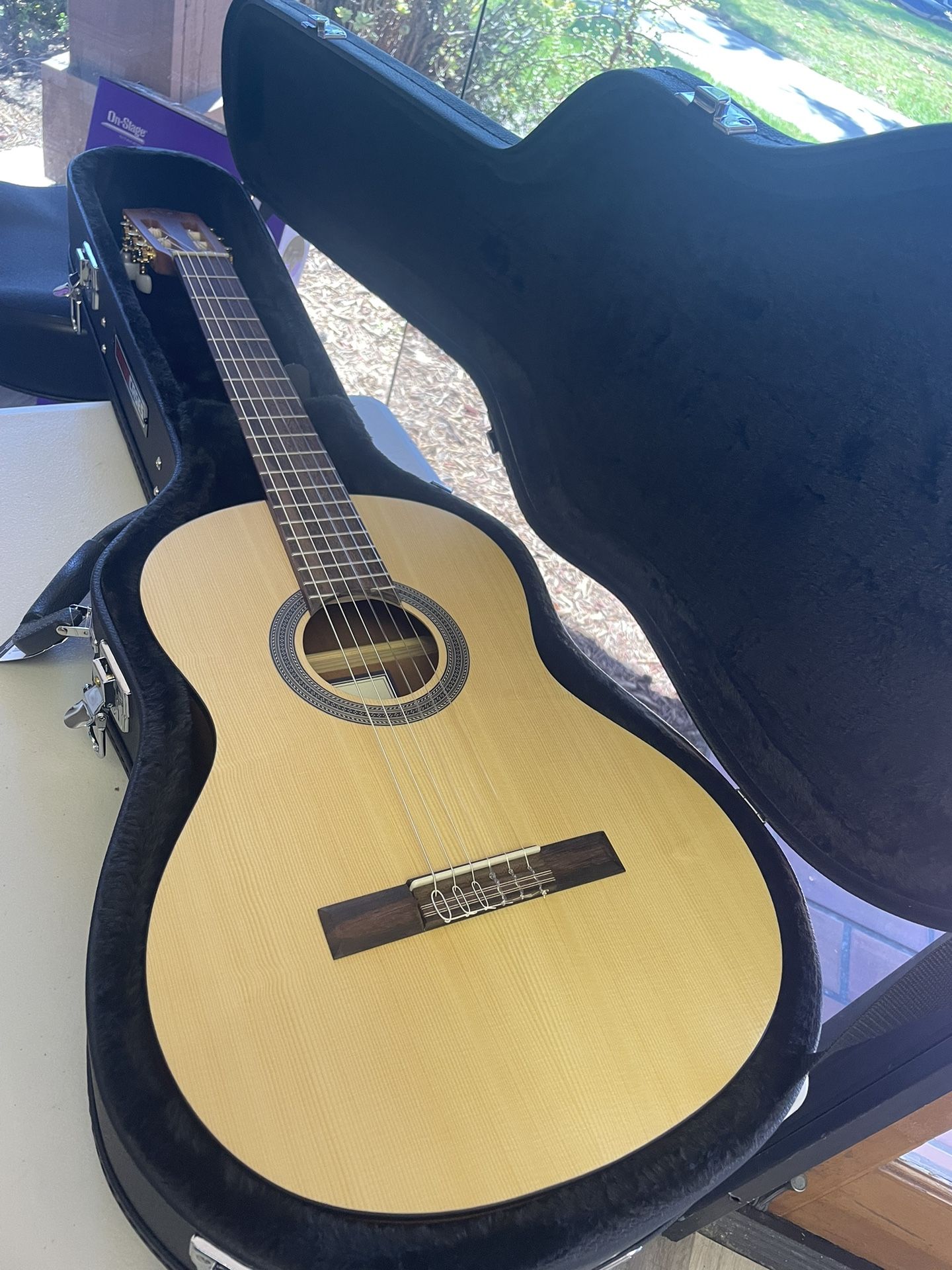 Acoustic 3/4 Córdoba Guitar & Gator Case Classical - Nylon Strings