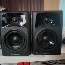 MAudio AV42 powered compact studio monitors speakers