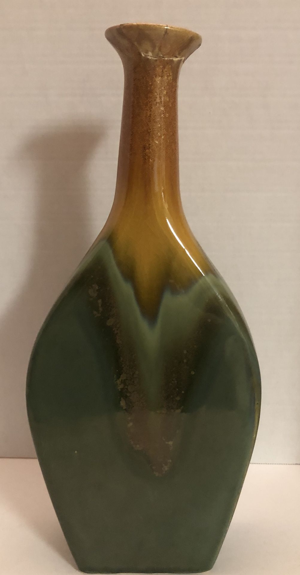 🙋‍♀️ #107 Tall Green and Gold Vase