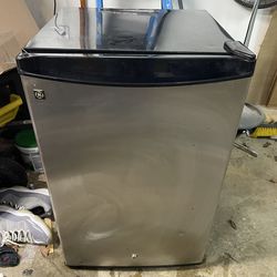 4.3 Cu Ft Compact Refrigerator - READ Full Desc!