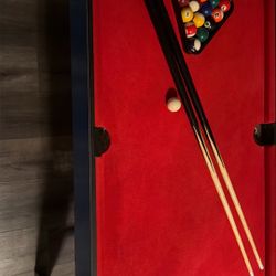 Mini pool table