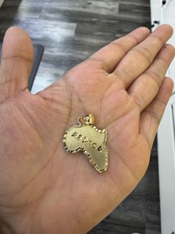 10KT Africa Pendant