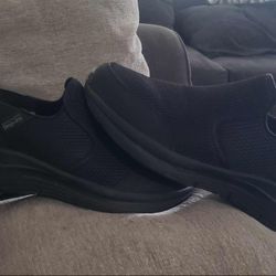 
SKECHERS

HANDSFREE

Step-Ins™SLIP RESISTANT  GOOD YEAR Shoes 