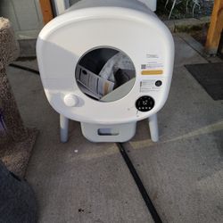 Brand New Automated Self Cleaning Cat Litter Box And Cat Tree 