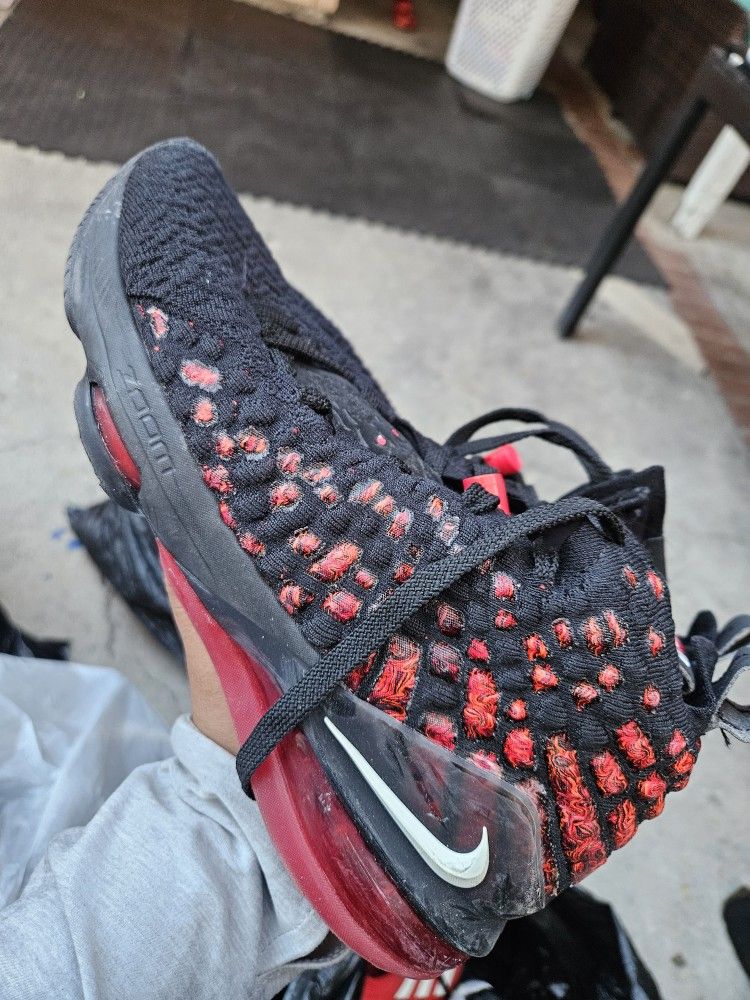 Nike LeBron 17
Infrared Shoes